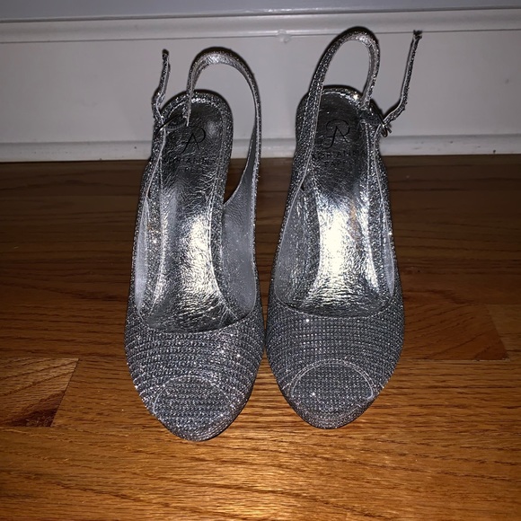 Silver heels - Picture 1 of 2